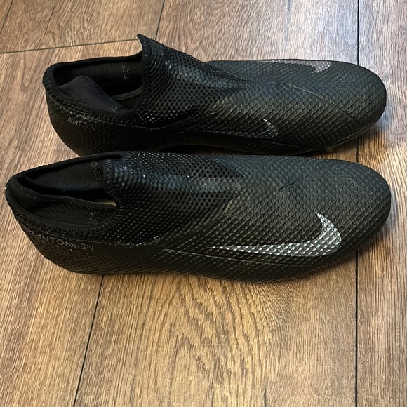 Nike Phantom turf cleats with chin guards - Picture 3 of 10